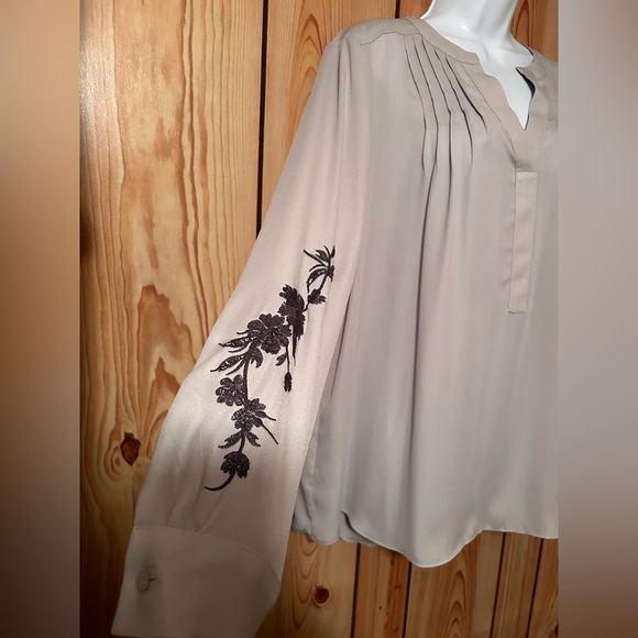 Simply Vera VERA WANG Women's Blouse Pleated Front Embroidery Long Sleeve Size L - Picture 8 of 8